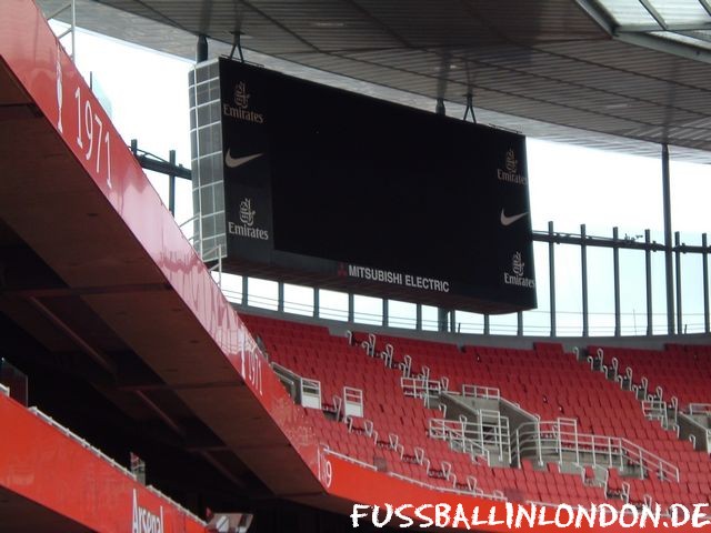Emirates - Eine von zwei Anzeigetafeln - Arsenal FC - fussballinlondon.de