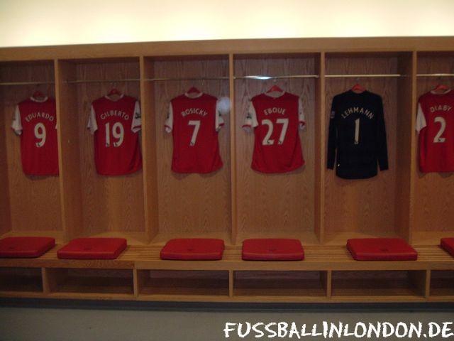Emirates - Arsenal Kabine, Pannen Jens gesellt sich zu den restlichen Ersatzspielern - Arsenal FC - fussballinlondon.de