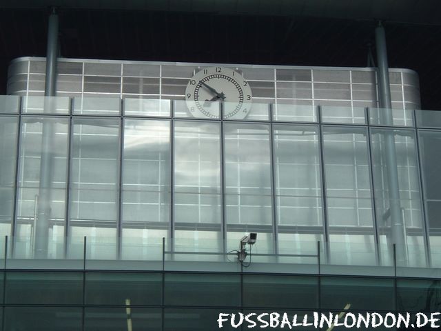 Emirates - Die original Uhr aus dem Highbury Clock End - Arsenal FC - fussballinlondon.de