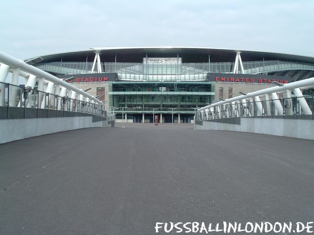 Emirates - Clock End Bridge Richtung Stadion - Arsenal FC - fussballinlondon.de