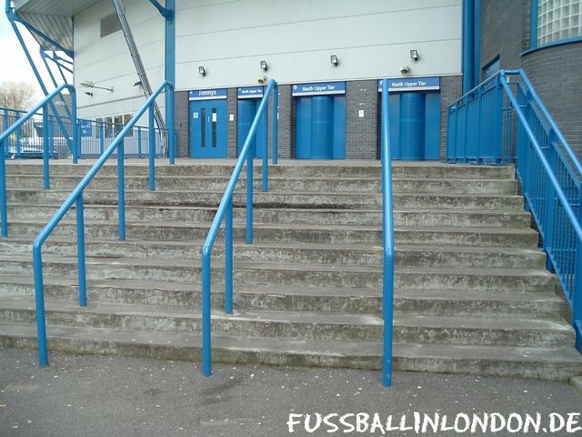 Stamford Bridge - Treppen zum Matthew Harding Stand - Chelsea FC - fussballinlondon.de