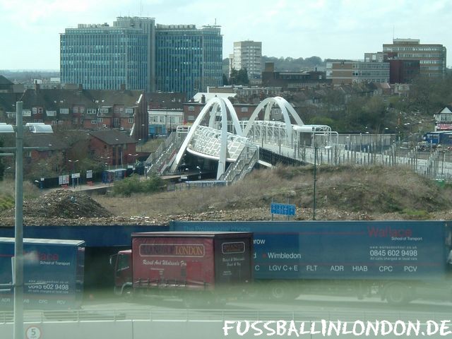 Wembley Stadium - White Horse Bridge aka Didi Hamann Bridge an der Wembley Stadium Rail Station - England - fussballinlondon.de