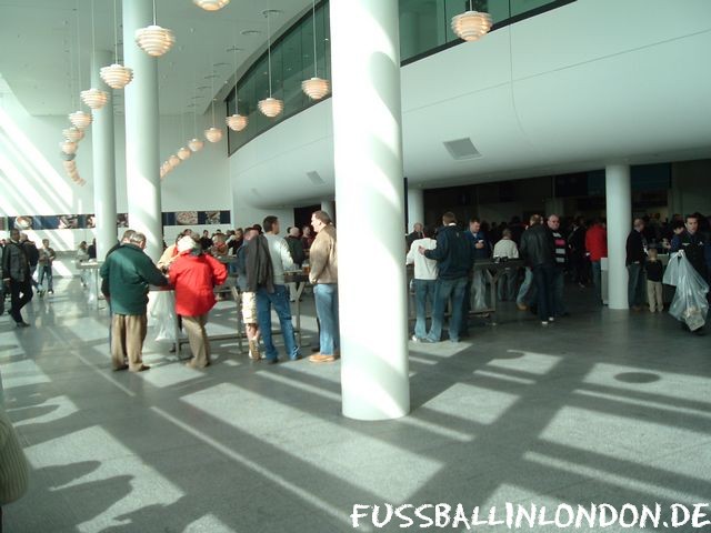 Wembley Stadium - Eher Halle als Stadion: Der Verpflegungsbereich hintern den Rängen - England - fussballinlondon.de