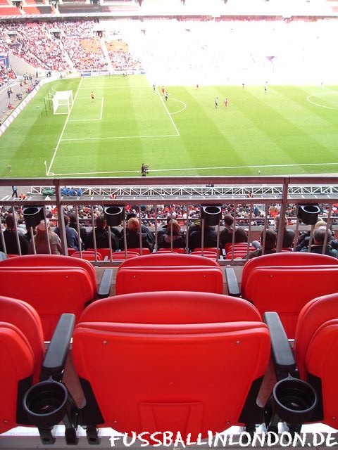 Wembley Stadium - Blick vom Mittelrang aufs Spielfeld - England - fussballinlondon.de