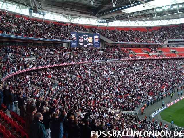Wembley Stadium - WesttribÃ¼ne gefÃ¼llt mit Fans - England - fussballinlondon.de
