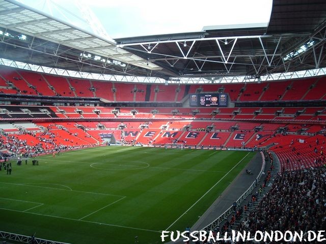 Wembley Stadium - East Stand mit dem Wembley Schriftzug - England - fussballinlondon.de