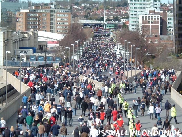 Wembley Stadium - Der Olympic Way Richtung Wembley Park Tube Station - England - fussballinlondon.de