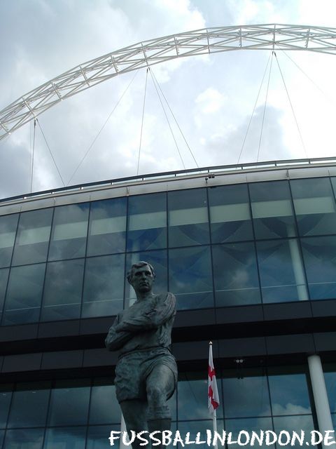 Wembley Stadium - Bobby Moore wacht unterm Bogen - England - fussballinlondon.de
