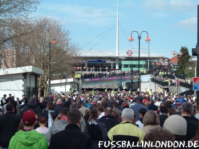 Wembley Stadium - Zugang zur Wembley Park Tube Station - England - fussballinlondon.de