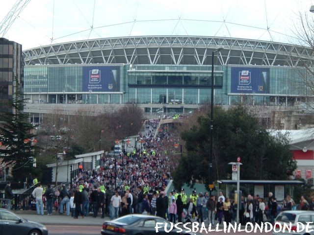 Wembley Stadium - Blick von der Tube Station Richtung Stadion - England - fussballinlondon.de