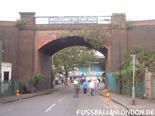 The Den - Die legend?re Gleisunterf?hrung vorm Stadion - Millwall FC - fussballinlondon.de