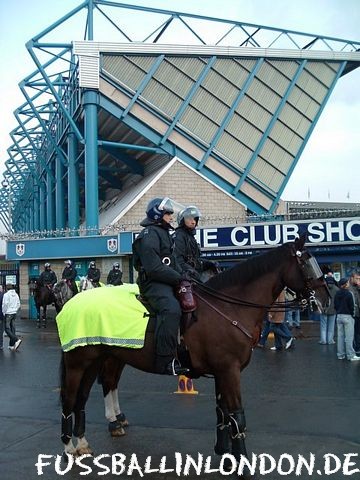 The Den - Stete Polizeipr?senz am Den - Millwall FC - fussballinlondon.de