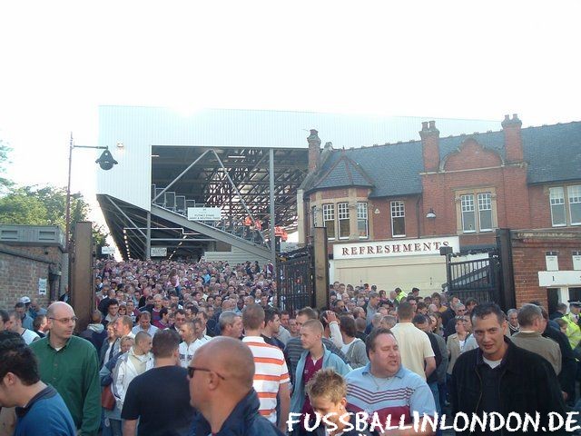 Craven Cottage - Nach dem Spiel - die Zuschauer dr?ngen auf die Stevenage Road - Fulham FC - fussballinlondon.de