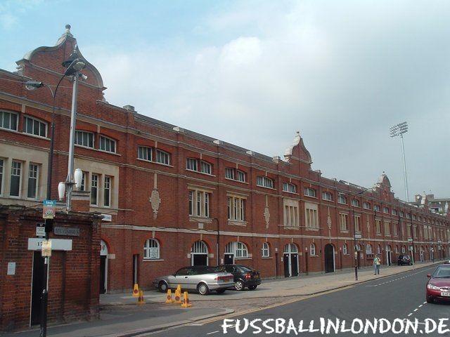 Craven Cottage - Fassade des Main Stand zur Stevenage Road hin - Fulham FC - fussballinlondon.de