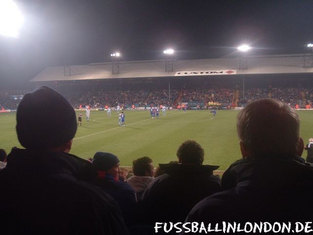 Selhurst Park - Wenig steile Sitzreihen im Arthur Wait Stand - Crystal Palace FC - fussballinlondon.de