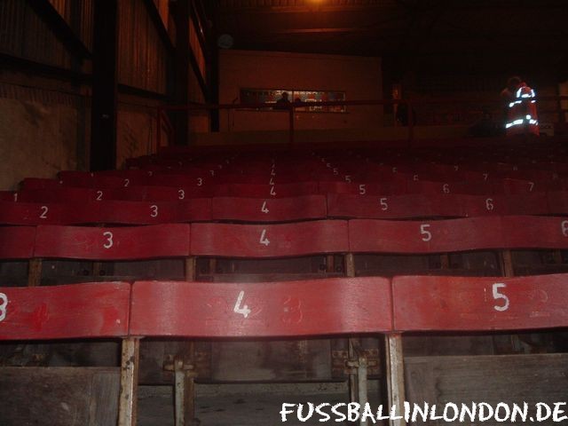 Selhurst Park - Hat bessere Tage gesehen: Der Arthur Wait Stand - Crystal Palace FC - fussballinlondon.de