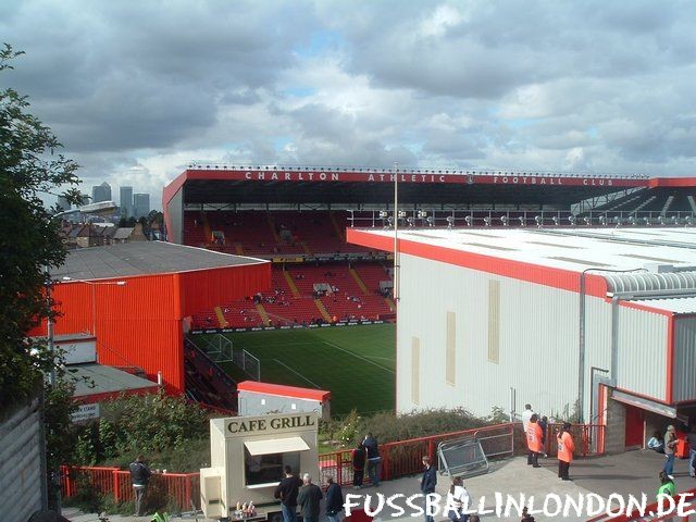 The Valley - Links der Jimmy Seed Stand (Away Section), vorne der East Stand, im Hintergrund der West Stand - Charlton Athletic FC - fussballinlondon.de