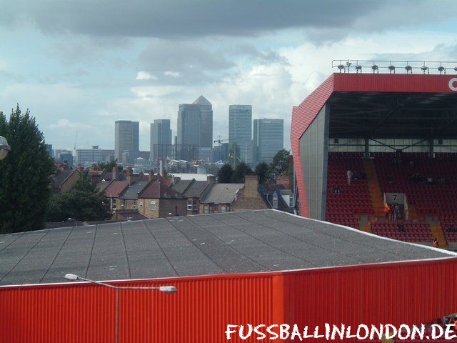 The Valley - Canary Wharf vom Valley aus gesehen. Dazwischen liegt die Themse. - Charlton Athletic FC - fussballinlondon.de