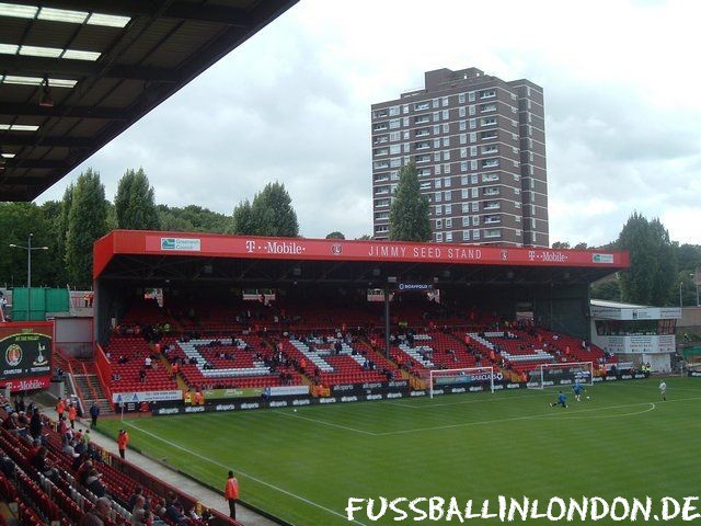 The Valley - Jimmy Seed Stand, der Ausw?rtsblock, dahinter das pr?gnante Hochhaus - Charlton Athletic FC - fussballinlondon.de