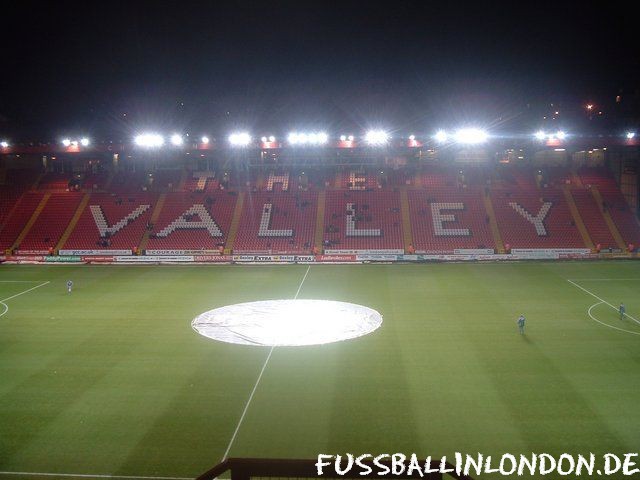 The Valley - Der East Stand. Im Gegensatz zum West Stand nur einrangig - Charlton Athletic FC - fussballinlondon.de