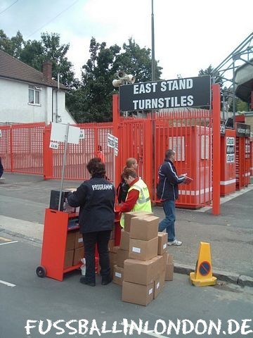 The Valley - Wie ?berall in England - Program Vendors ohne Ende (Festus Paradise :-)) - Charlton Athletic FC - fussballinlondon.de