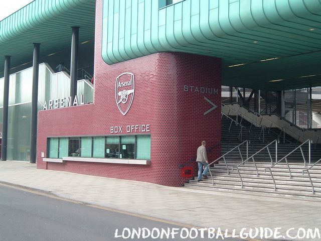 Emirates - Entrance to the stadium premises coming from Arsenal tube station - Arsenal FC - londonfootballguide.com